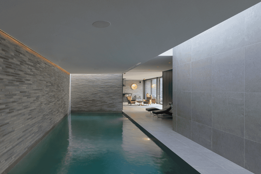 Akoestisch plafond boven een zwembad