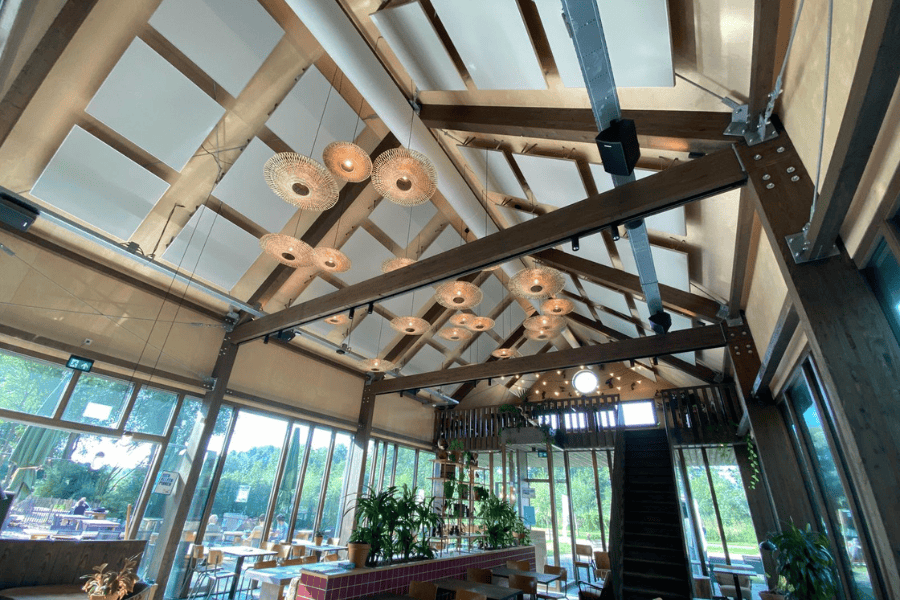 nagalm vermindert in grote ruimte